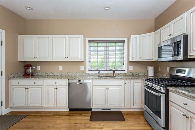 4 Candlelight Ln, Bellingham, MA 02019