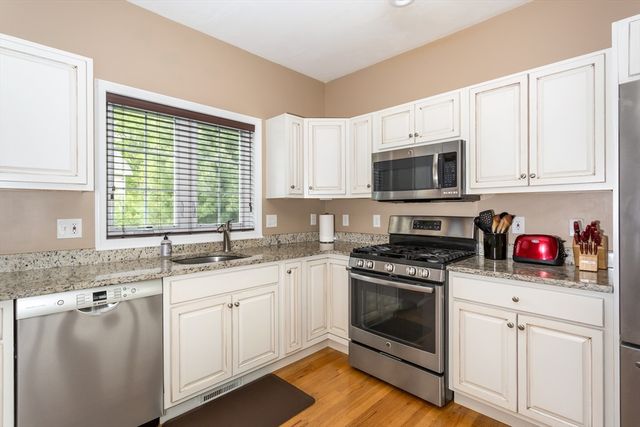 4 Candlelight Ln, Bellingham, MA 02019