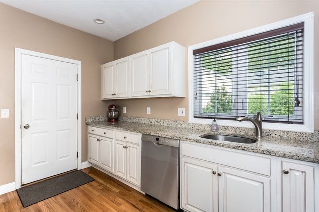 4 Candlelight Ln, Bellingham, MA 02019