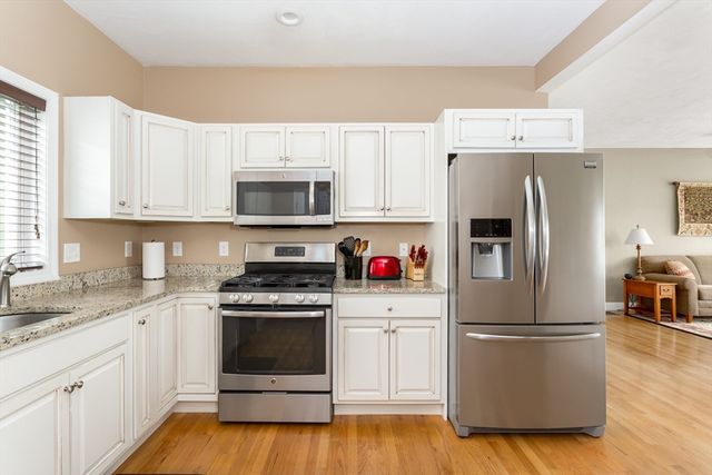 4 Candlelight Ln, Bellingham, MA 02019