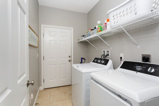 4 Candlelight Ln, Bellingham, MA 02019