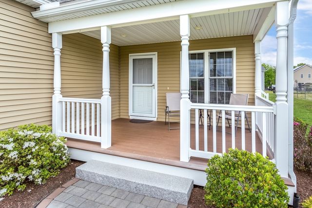 4 Candlelight Ln, Bellingham, MA 02019