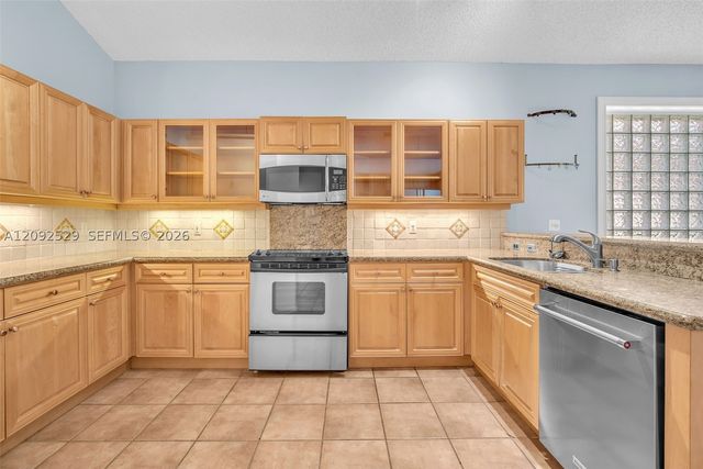 1545 W Lacosta Dr W, Pembroke Pines, FL 33027