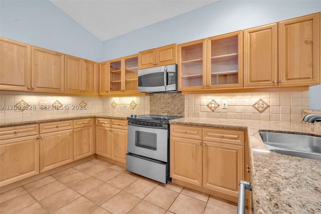 1545 W Lacosta Dr W, Pembroke Pines, FL 33027