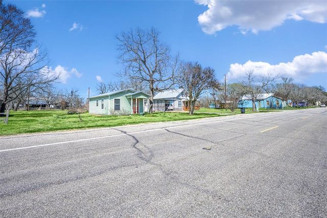 123 E Thigpen, Carmine, TX 78932