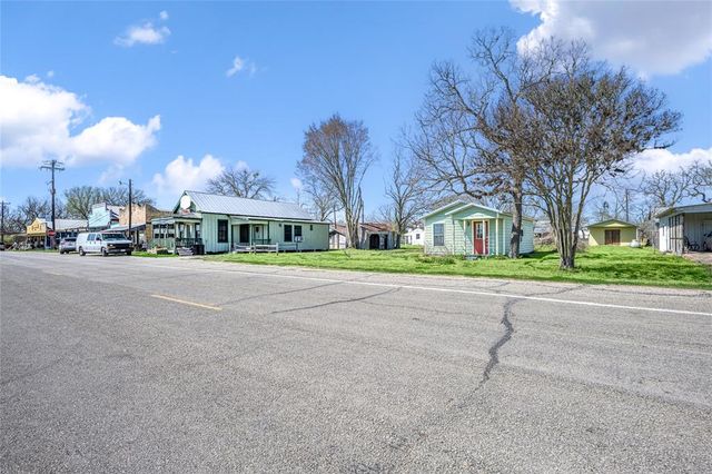 123 E Thigpen, Carmine, TX 78932