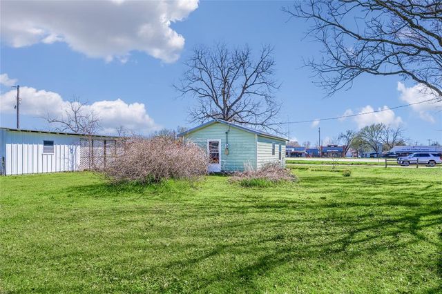 123 E Thigpen, Carmine, TX 78932