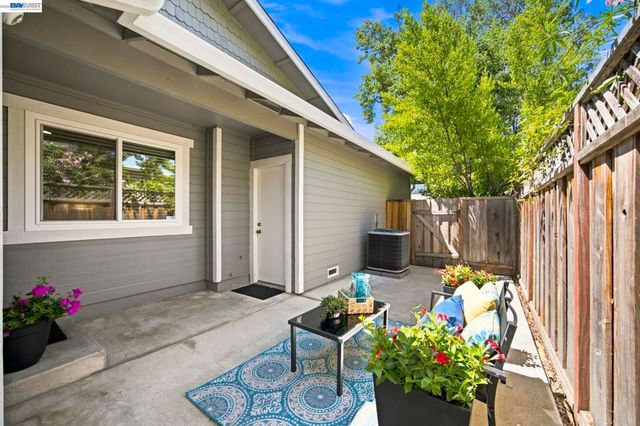 3747 Vineyard Ave, Pleasanton, CA 94566