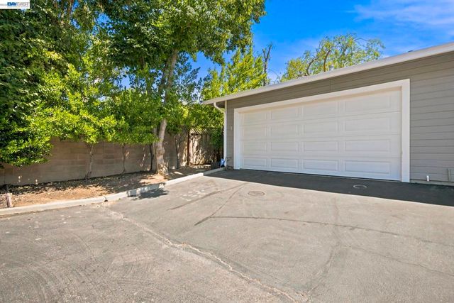 3747 Vineyard Ave, Pleasanton, CA 94566