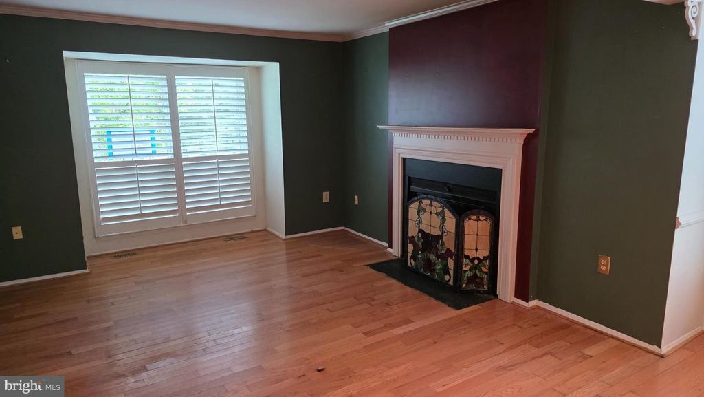Image 2 of property listing at 8126 WOODED GLEN CT, Ellicott City, MD 21043
