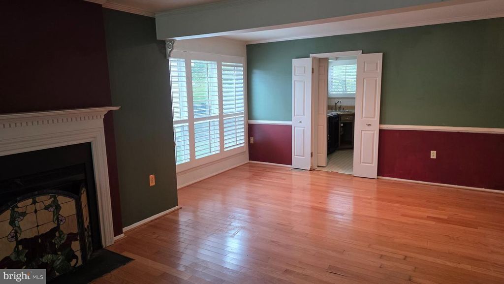 Image 3 of property listing at 8126 WOODED GLEN CT, Ellicott City, MD 21043