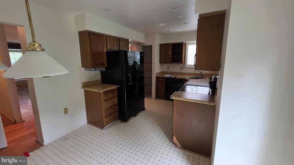 Image 4 of property listing at 8126 WOODED GLEN CT, Ellicott City, MD 21043