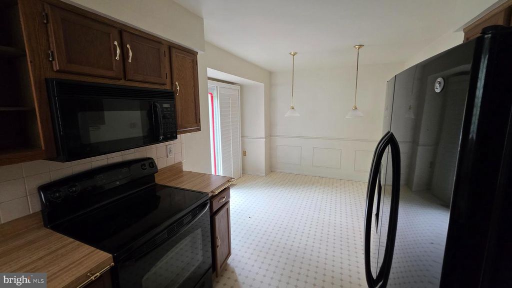 Image 5 of property listing at 8126 WOODED GLEN CT, Ellicott City, MD 21043