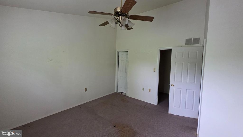 Image 6 of property listing at 8126 WOODED GLEN CT, Ellicott City, MD 21043