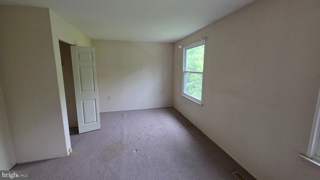 Image 7 of property listing at 8126 WOODED GLEN CT, Ellicott City, MD 21043