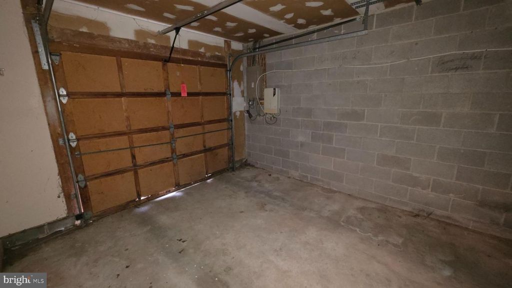 Image 8 of property listing at 8126 WOODED GLEN CT, Ellicott City, MD 21043