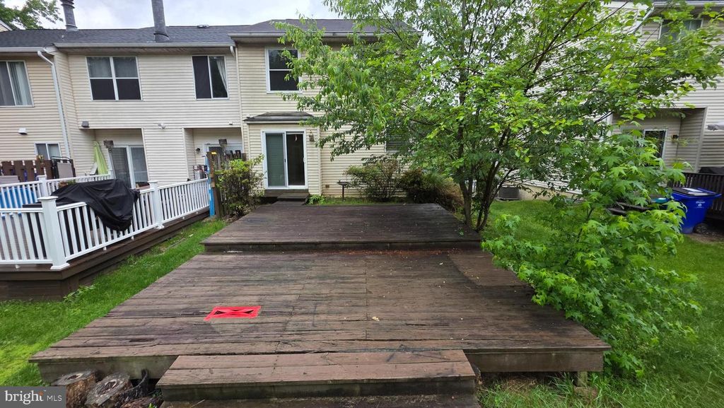Image 9 of property listing at 8126 WOODED GLEN CT, Ellicott City, MD 21043