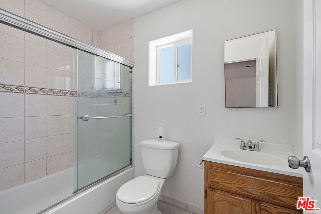 Image 10 of property listing at 5370 Poplar Boulevard, Los Angeles, CA 90032