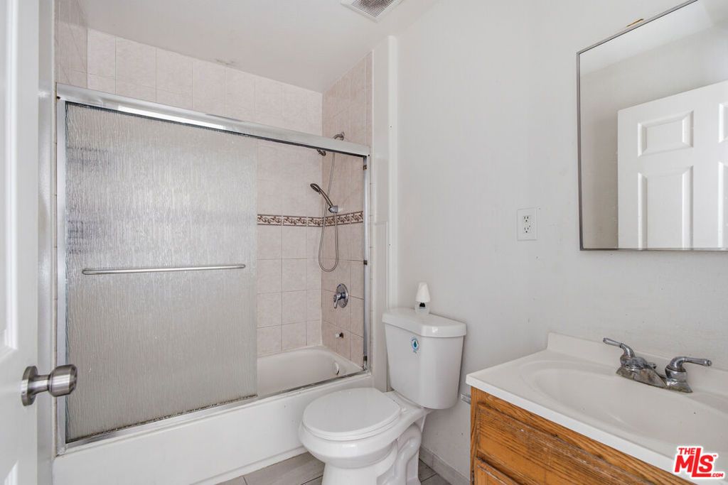 Image 13 of property listing at 5370 Poplar Boulevard, Los Angeles, CA 90032