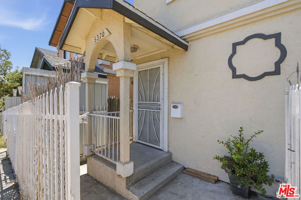 Image 4 of property listing at 5370 Poplar Boulevard, Los Angeles, CA 90032