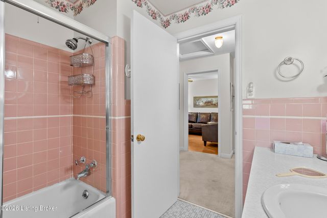 8605 Smithton Rd, Louisville, KY 40219