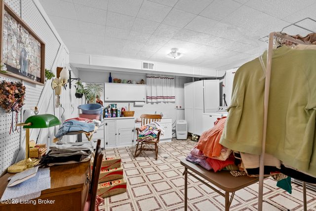 8605 Smithton Rd, Louisville, KY 40219