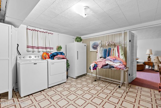 8605 Smithton Rd, Louisville, KY 40219