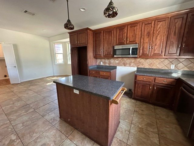 104 Dovehill Circle, Red Oak, TX 75154