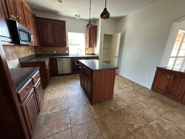 104 Dovehill Circle, Red Oak, TX 75154