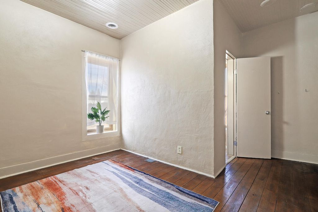 Image 6 of property listing at 5110 Guadalupe Trail NW, Albuquerque, NM 87107