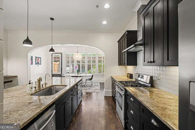 729 Hammond Drive, Woodstock, GA 30188
