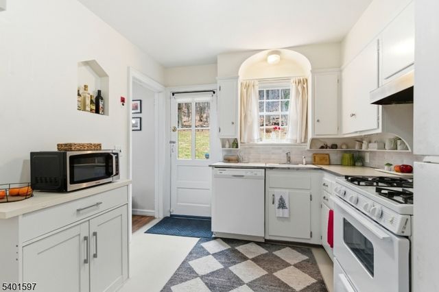 95 Hillside Dr, North Haledon Boro, NJ 07508