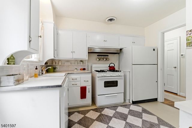 95 Hillside Dr, North Haledon Boro, NJ 07508