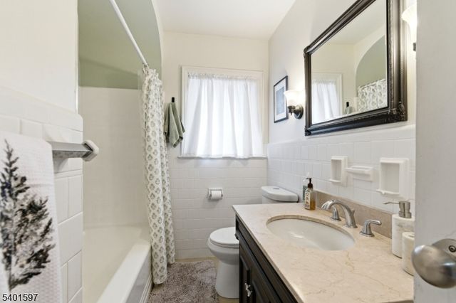 95 Hillside Dr, North Haledon Boro, NJ 07508