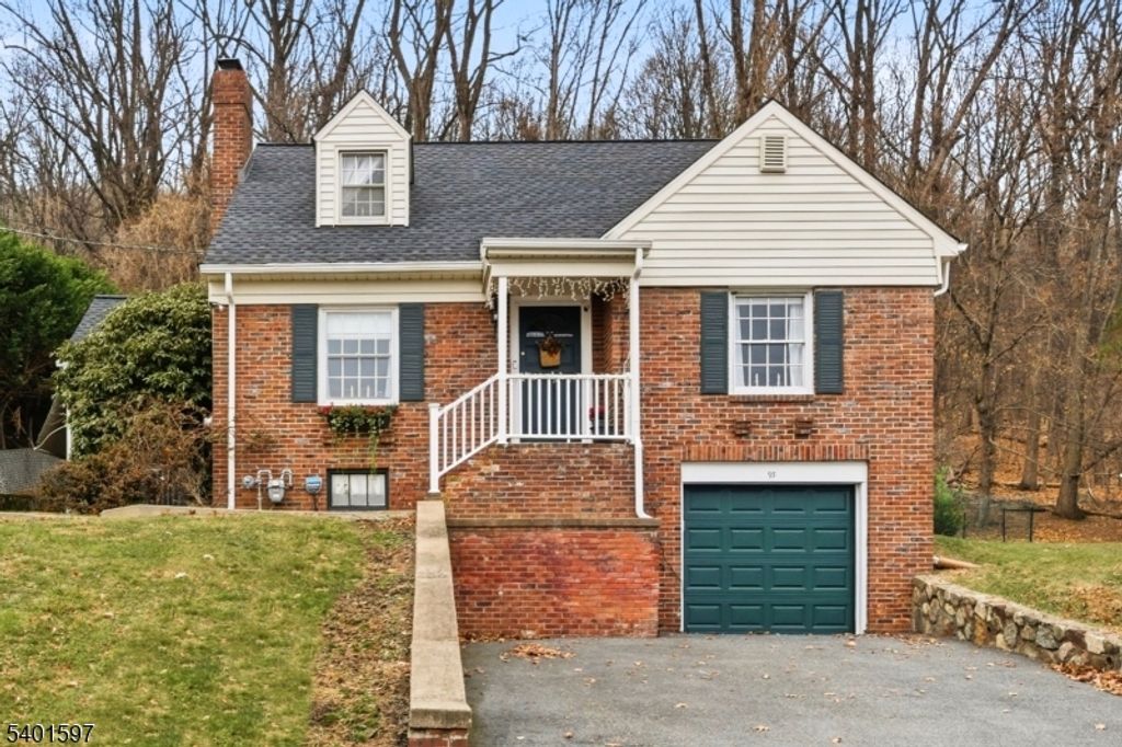95 Hillside Dr, North Haledon Boro, NJ 07508