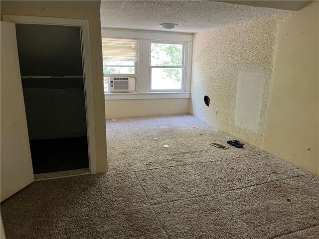 4915 Yecker Avenue, Kansas City, KS 66104