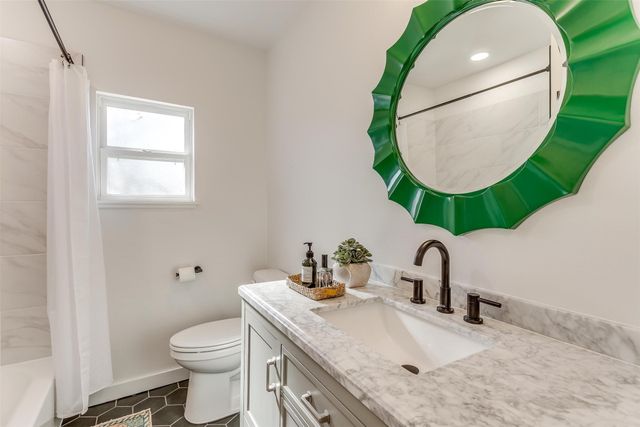 323 S Hannaford Street, Granbury, TX 76048