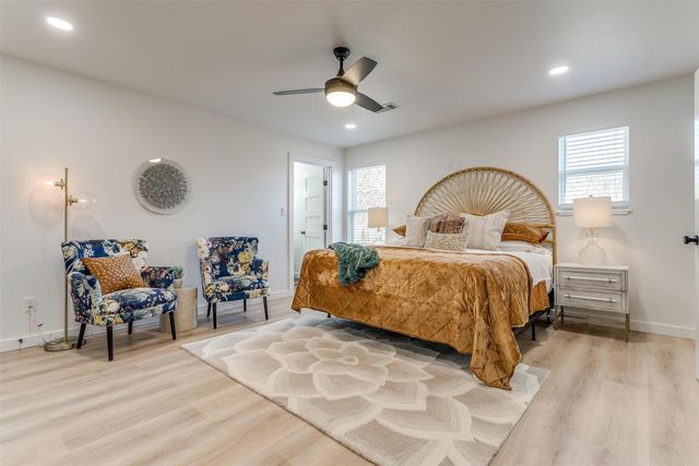 323 S Hannaford Street, Granbury, TX 76048