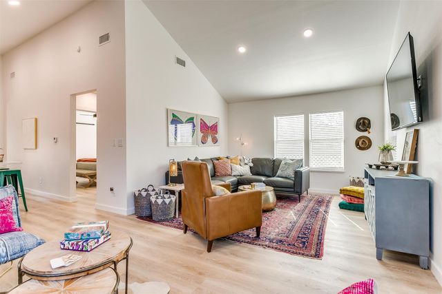 323 S Hannaford Street, Granbury, TX 76048
