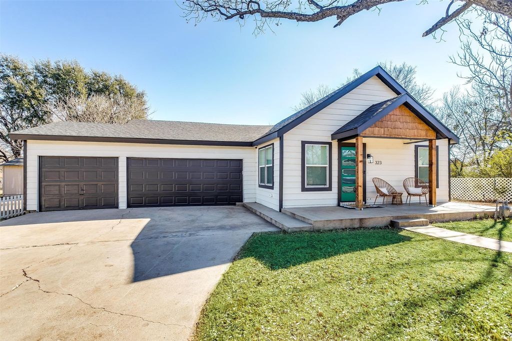 323 S Hannaford Street, Granbury, TX 76048 — photo 3