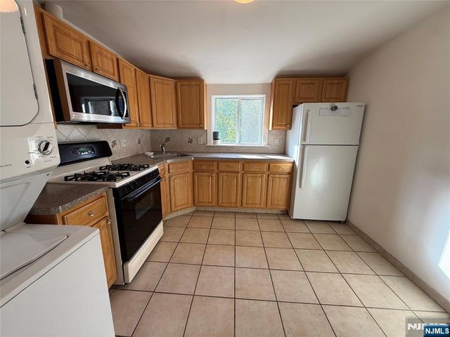 165 Oak Grove Avenue, Hasbrouck Heights, NJ 07604