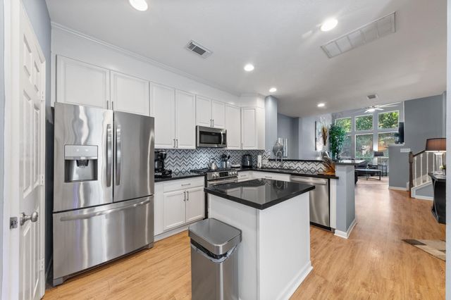 30 Endor Forest Place, The Woodlands, TX 77382