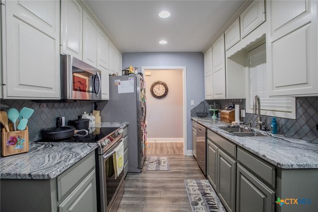 111 Lexington Lane, Victoria, TX 77901