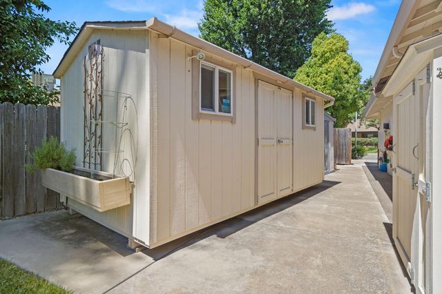 978 Greenhurst Way, Sacramento, CA 95831