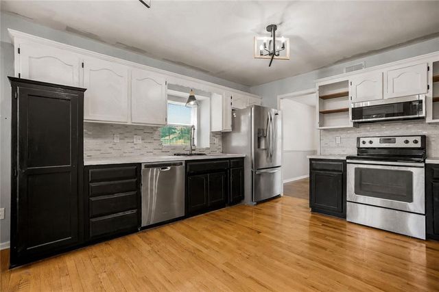 2125 SE 6th Terrace, Lee's Summit, MO 64063