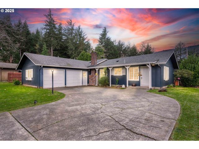 885 OAKWAY Dr, Coos Bay, OR 97420