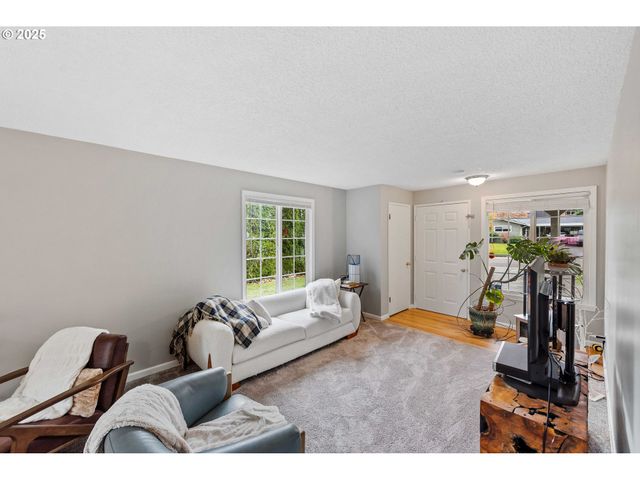 885 OAKWAY Dr, Coos Bay, OR 97420