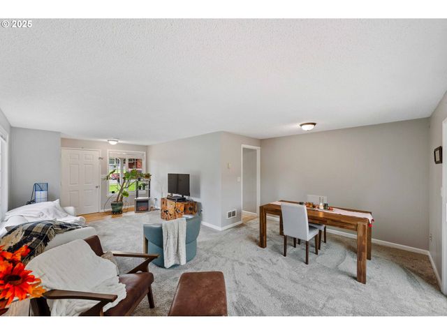 885 OAKWAY Dr, Coos Bay, OR 97420