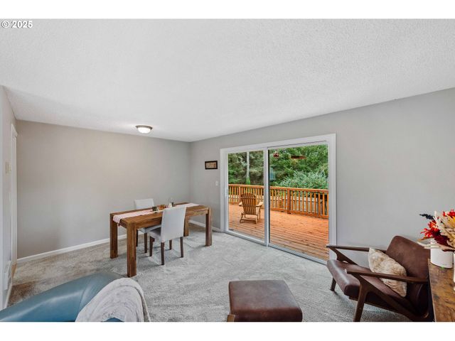 885 OAKWAY Dr, Coos Bay, OR 97420