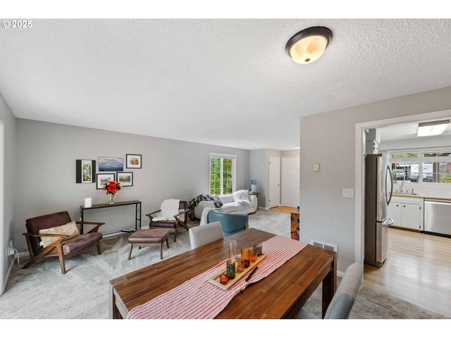 885 OAKWAY Dr, Coos Bay, OR 97420